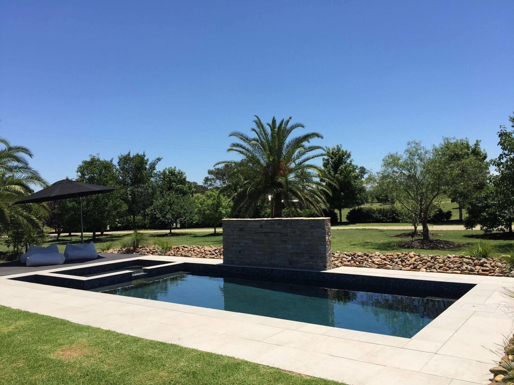 Lilies Luxury Retreats Hotel *